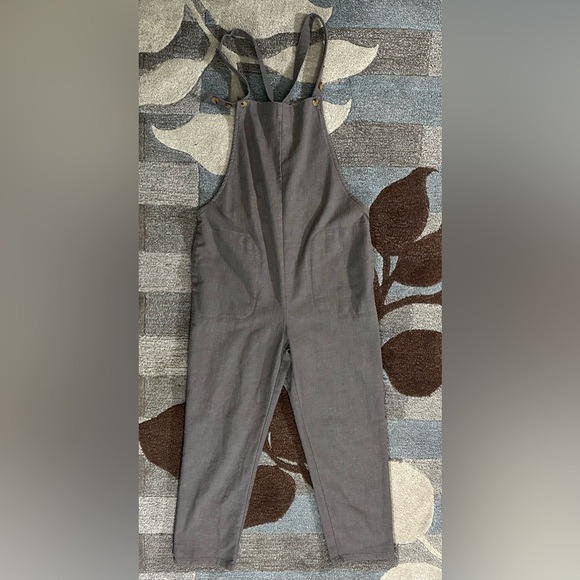 Miou Muse Boxy Button Strap Nubby Weave Linen Blend Cropped Overalls in Cement - Picture 2 of 5